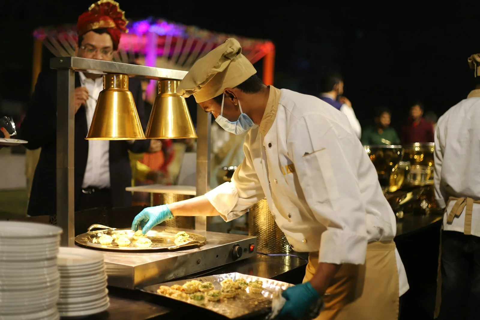 Chef à son poste pendant le buffet d’un événement