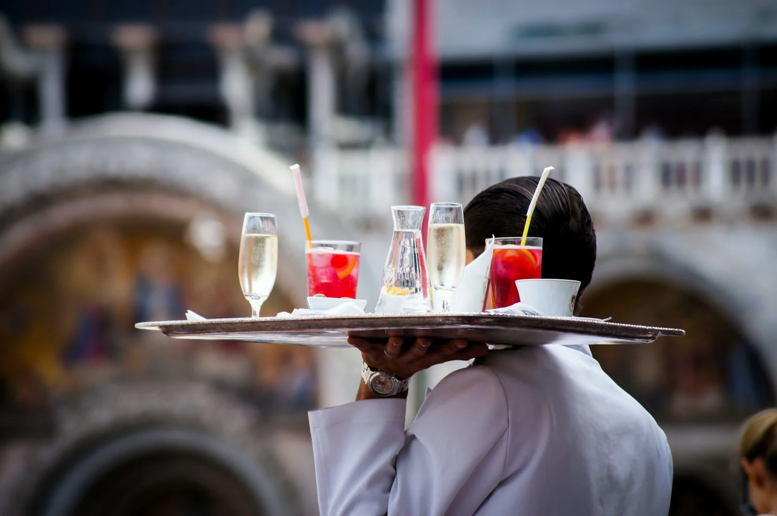 Serveur portant un plateau de boissons lors d’une réception