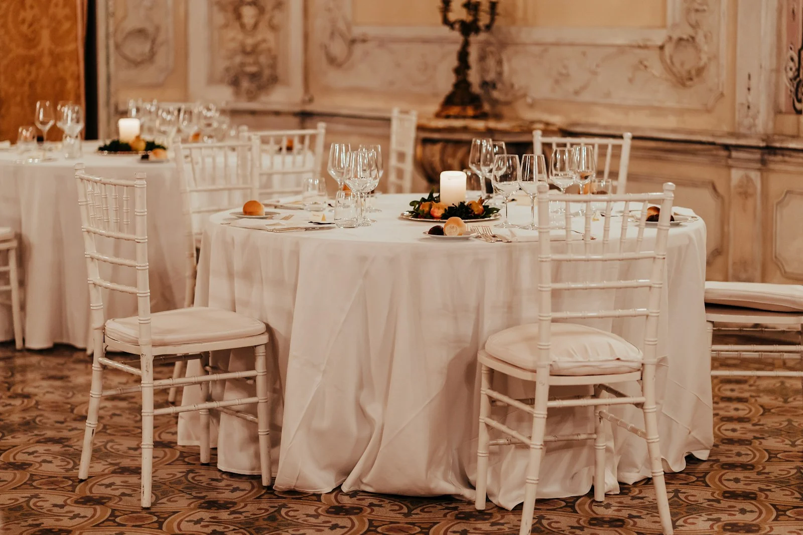Table ronde dressée pour un banquet