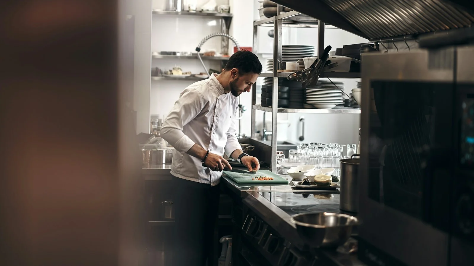Cuisinier à son poste dans une cuisine professionnelle